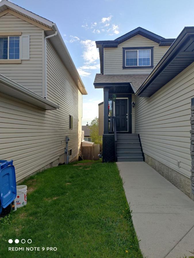 Lovely Home Calgary Bagian luar foto