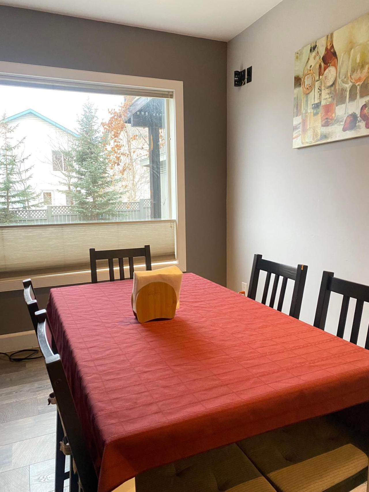Lovely Home Calgary Bagian luar foto