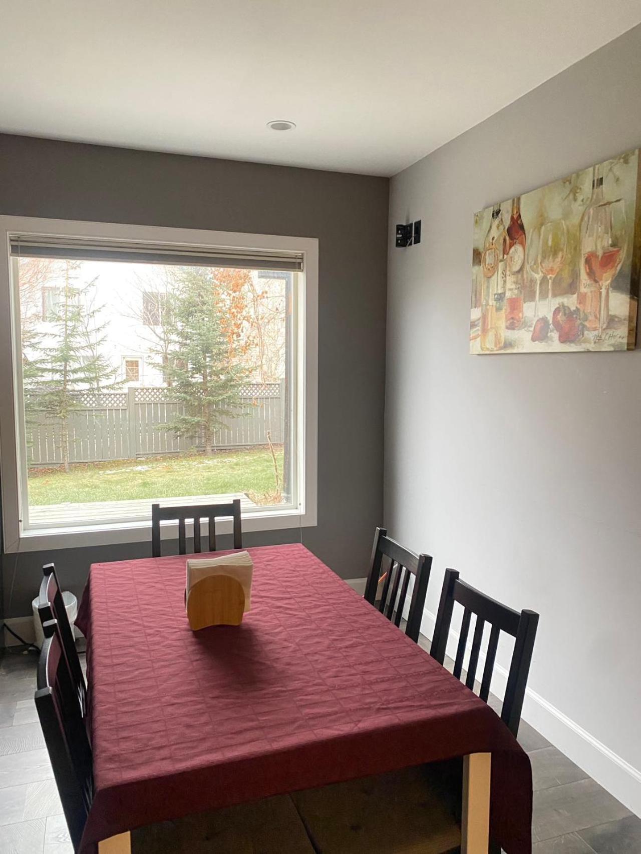 Lovely Home Calgary Bagian luar foto