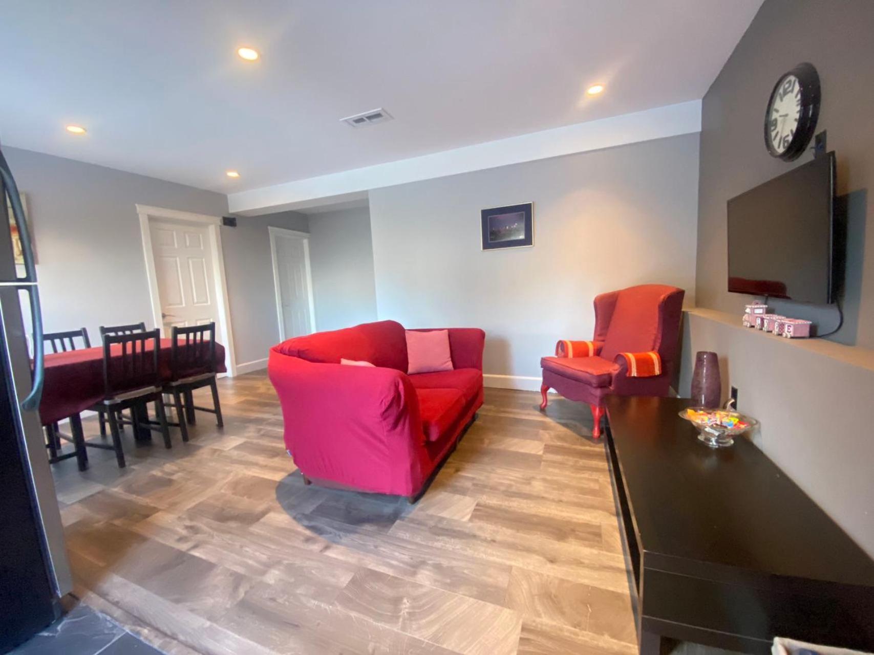 Lovely Home Calgary Bagian luar foto